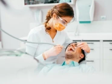 Dentystka sprawdzająca uzębienie pacjenta