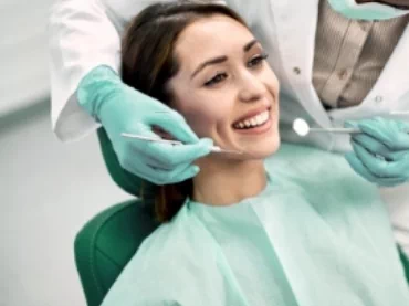 Uśmiechnięta kobieta u dentysty